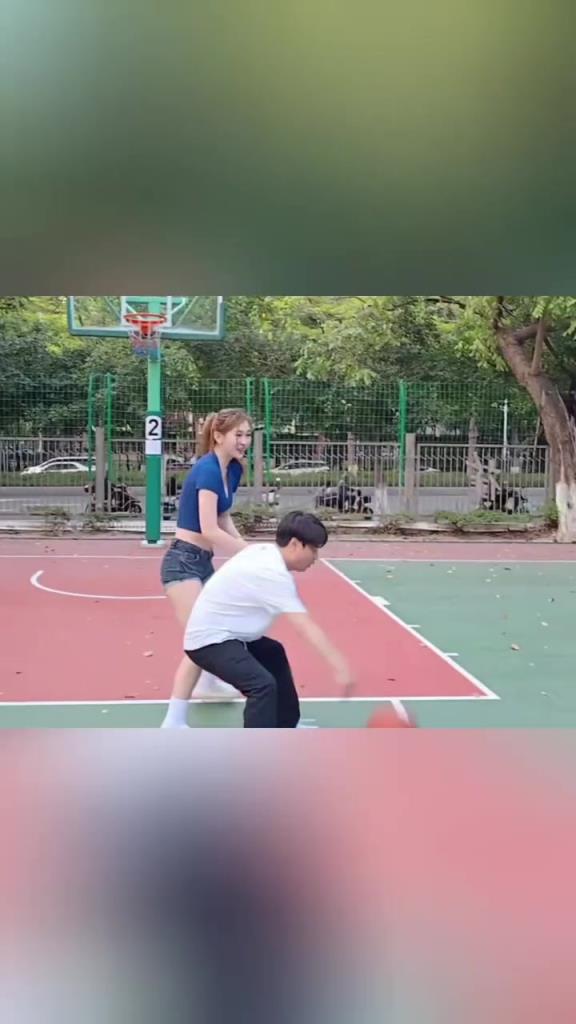 集夢(mèng)會(huì)長(zhǎng)背打一米8的女生，這是真打球啊！