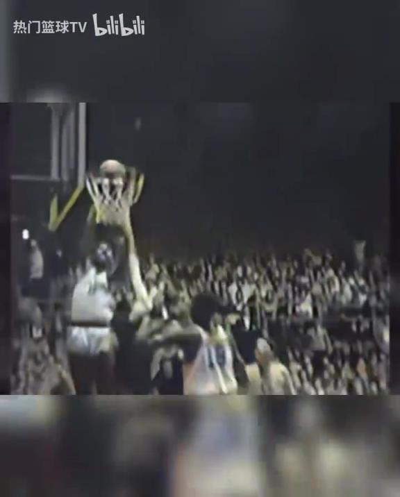 這是怪物嗎？張伯倫高中時(shí)期是怎么打球的？校園里的明星！