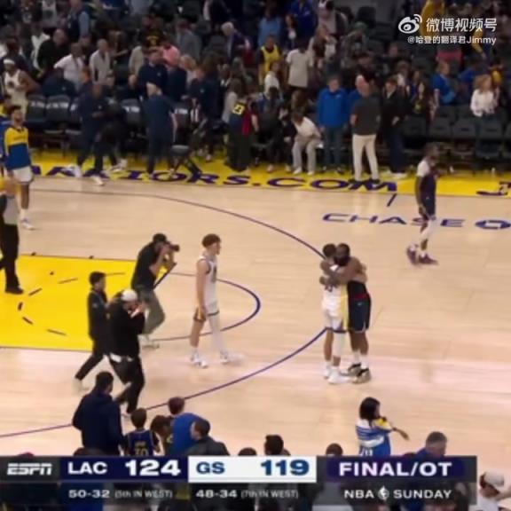 09雙雄傾盡全力！哈登和庫里賽后第一時(shí)間擁抱在一起