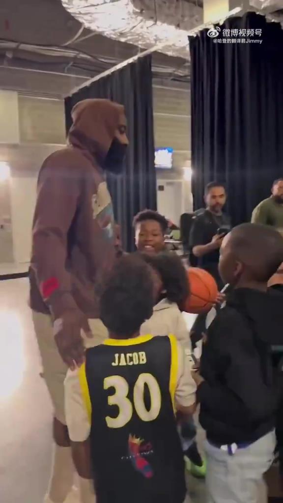 哈登賽后對(duì)小朋友：聽你們家長的話，總有一天你們也會(huì)打進(jìn)NBA