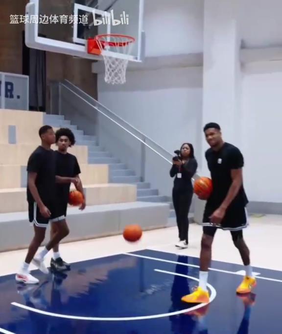 別人能學(xué)得來嗎？名場面：字母哥指導(dǎo)小球員籃下腳步！