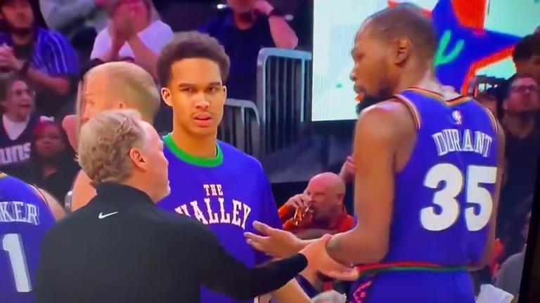 下課導(dǎo)火索？主帥布登此前抓住KD手臂要說什么，被一把甩開！