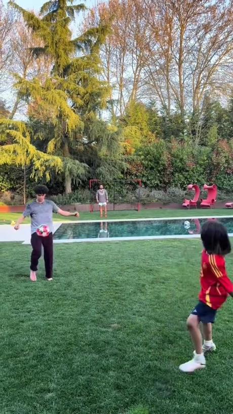 馬塞洛和兒子隔水相傳！大兒子腳法有點東西的！