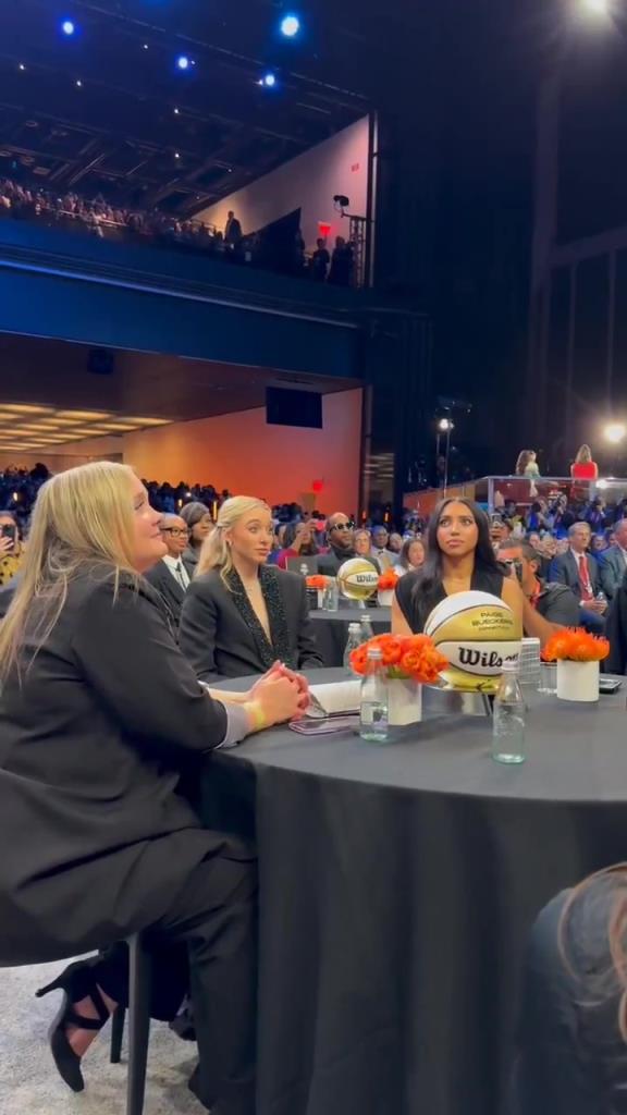 今天這穿搭，差點(diǎn)沒(méi)認(rèn)出來(lái)！佩奇-布克斯當(dāng)選WNBA狀元后十分淡定