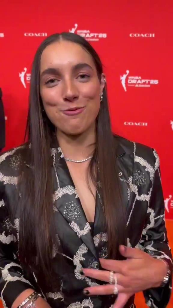 少爺真全能?。⊥龠€幫WNBA新秀妹子們?cè)O(shè)計(jì)今晚的服裝