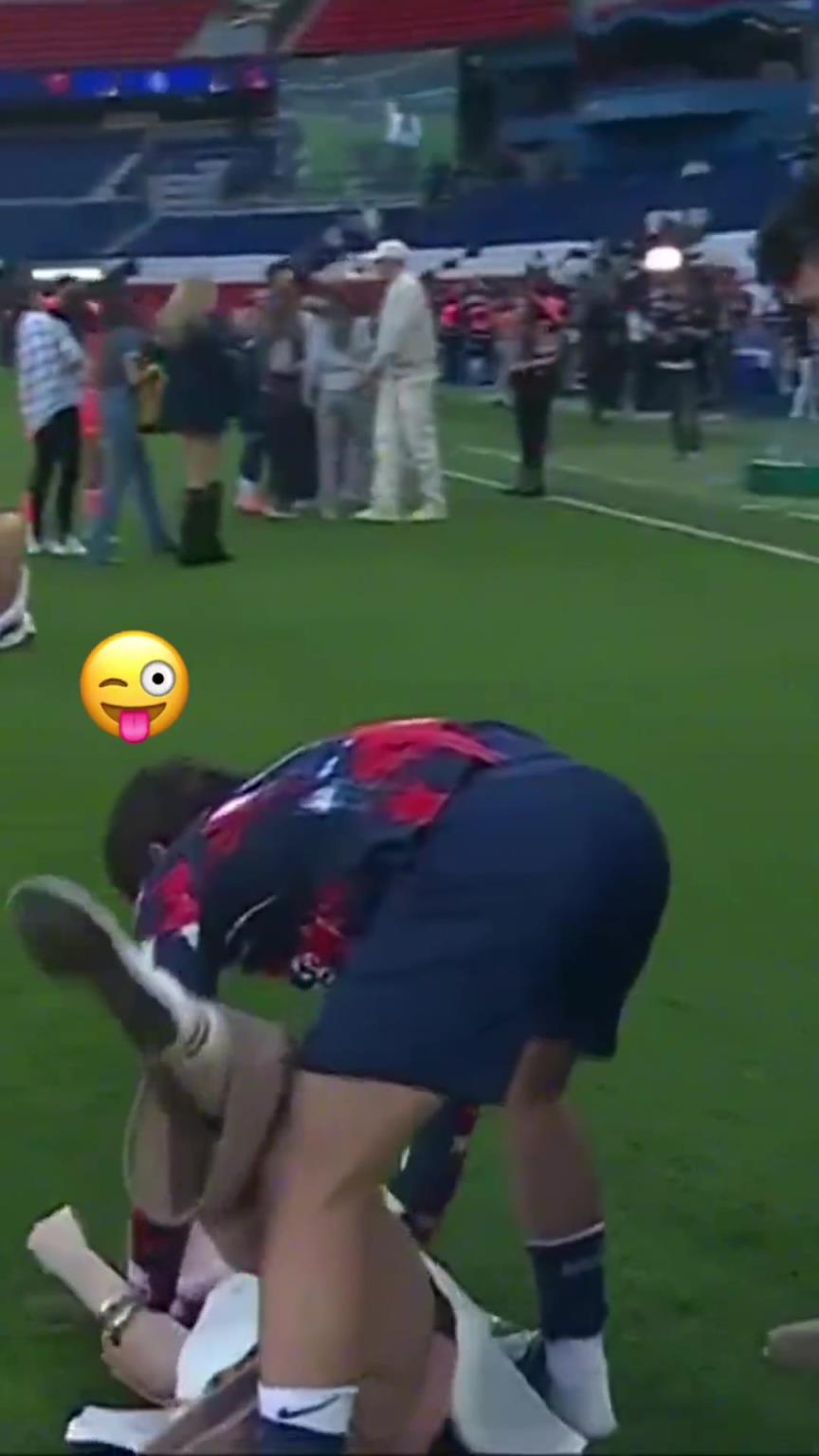 玩這么花！？內(nèi)維斯在家人面前把自己女友按倒在地