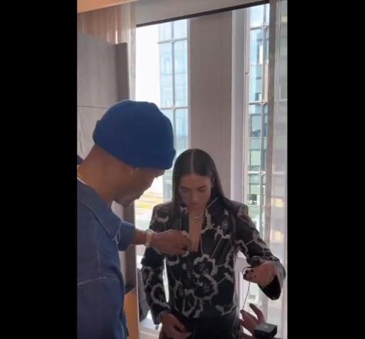 威嫂看到要打人的！威少上手幫WNBA妹子整理胸前的衣服