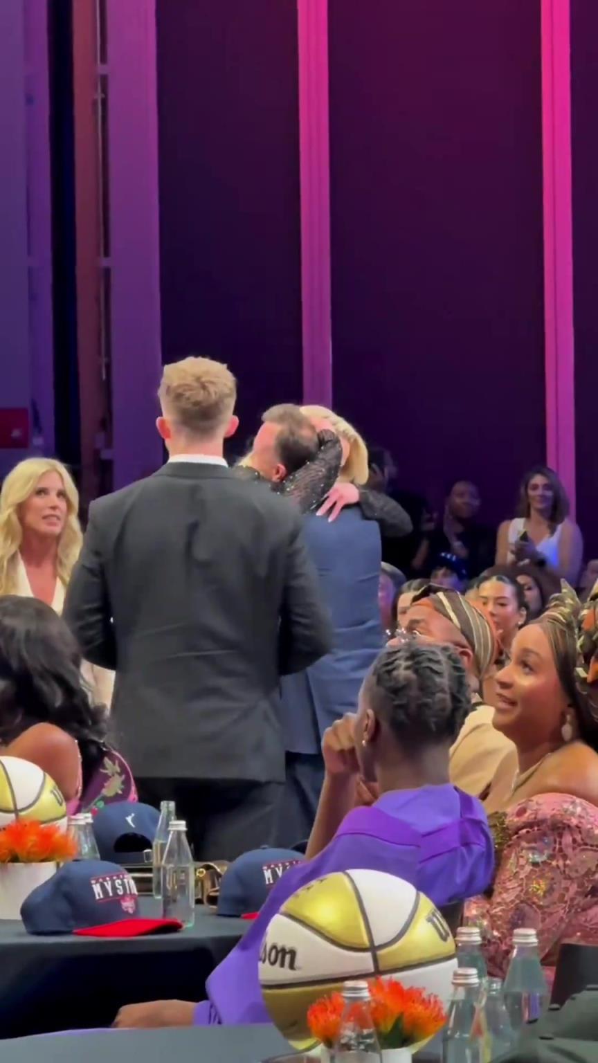 吧友們想看的正臉來了！薩格斯的女友海莉被選中后感覺快哭了